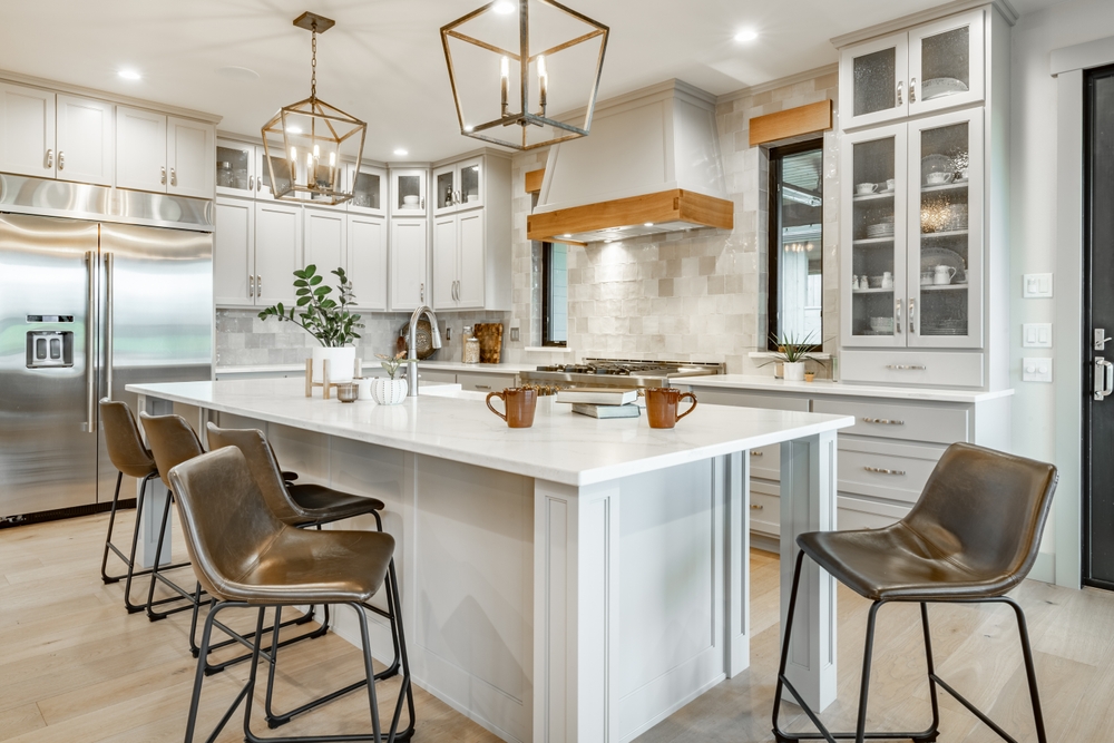 Interior,modern,farmhouse,kitchen,and,dining,room,with,white,countertops