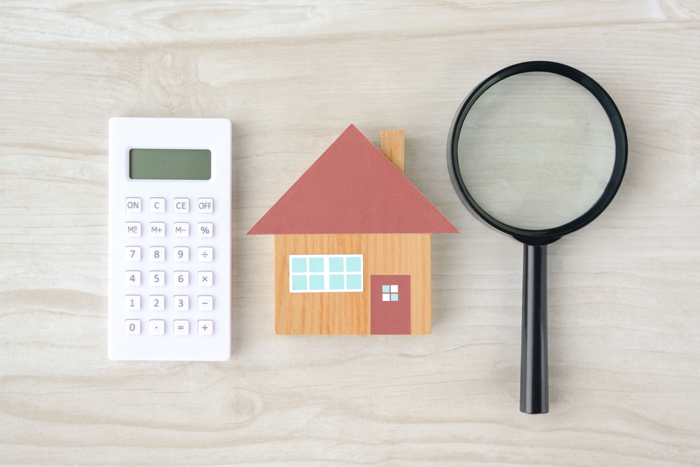 House,object,with,magnifying,glass,and,calculator